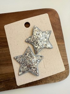 Brokatowe spinki do włosów gwiazdki srebrne 2 szt. Fig&Pear