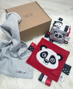 Zestaw prezentowy pieluszka muślinowa, szeleścik i kostka sensoryczna kontrastowa Kuamka