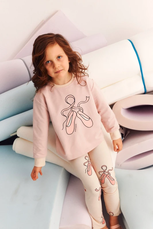 SLIPPERSPINK_LONGSLEEVELOOSE_SLIPPERSOFF-WHITE_LEGGINGS1.webp
