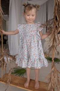 Sukienka bawełniana z falbankami Bella w kwiaty złamana biel Rosie&Lou